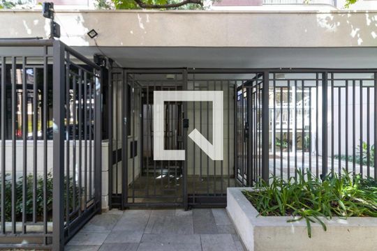 Comprar apartamento mobiliado na Vila Olímpia com 2 quartos, quintal e varanda. — Fachada