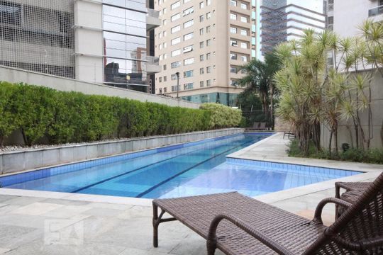 Comprar apartamento mobiliado na Vila Olímpia com 2 quartos, quintal e varanda. — Area Comum