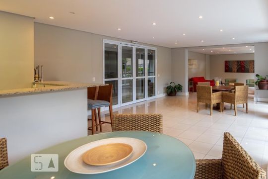 Comprar apartamento mobiliado na Vila Olímpia com 2 quartos, quintal e varanda. — Espaço Gourmet