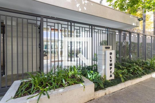 Comprar apartamento mobiliado na Vila Olímpia com 2 quartos, quintal e varanda. — Fachada