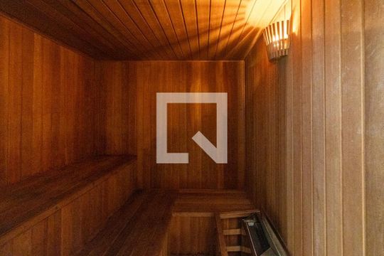 Comprar apartamento mobiliado na Vila Olímpia com 2 quartos, quintal e varanda. — Sauna