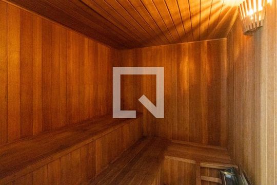 Comprar apartamento mobiliado na Vila Olímpia com 2 quartos, quintal e varanda. — Sauna
