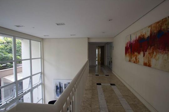Comprar apartamento mobiliado na Vila Olímpia com 2 quartos, quintal e varanda. — Hall do Prédio