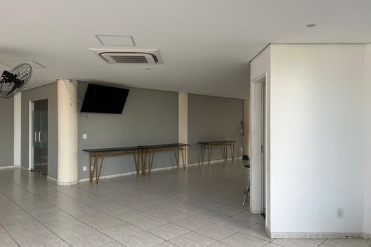 Comprar apartamento na Vila Leopoldina com 2 quartos, piscina e churrasqueira. — Área comum - Salão de festas