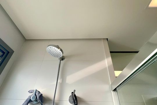 Comprar apartamento em Sumarezinho com 2 quartos, 1 suíte, varanda e academia no condomínio. — Banheiro da Suíte