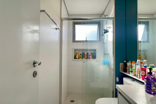 Comprar apartamento em Sumarezinho com 2 quartos, 1 suíte, varanda e academia no condomínio. — Banheiro da Suíte