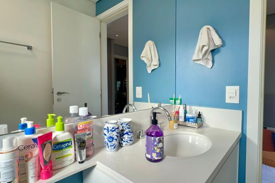 Comprar apartamento em Sumarezinho com 2 quartos, 1 suíte, varanda e academia no condomínio. — Banheiro da Suíte