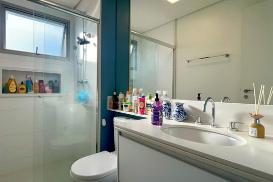 Comprar apartamento em Sumarezinho com 2 quartos, 1 suíte, varanda e academia no condomínio. — Banheiro da Suíte