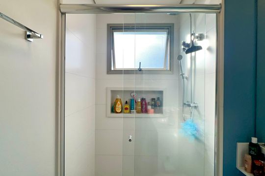 Comprar apartamento em Sumarezinho com 2 quartos, 1 suíte, varanda e academia no condomínio. — Banheiro da Suíte