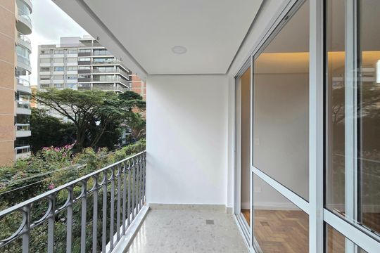 Compra apartamento Itaim Bibi: 2 quartos, varanda. — Varanda