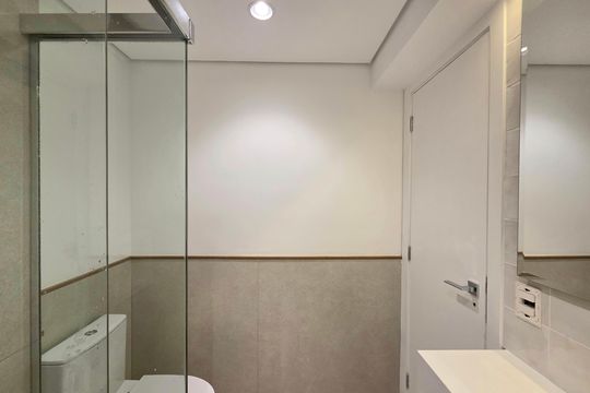 Compra apartamento Itaim Bibi: 2 quartos, varanda. — Banheiro da Suíte