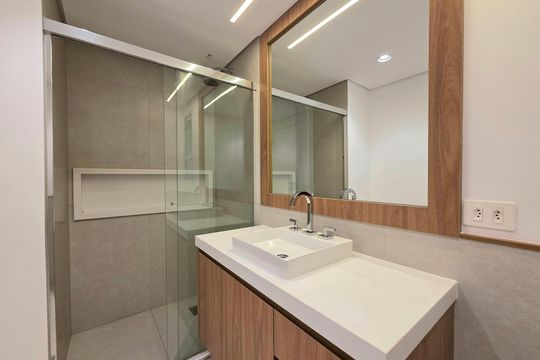 Compra apartamento Itaim Bibi: 2 quartos, varanda. — Banheiro Social