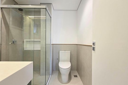 Compra apartamento Itaim Bibi: 2 quartos, varanda. — Banheiro da Suíte