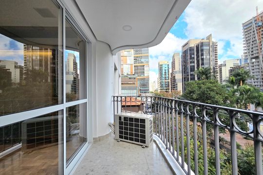 Compra apartamento Itaim Bibi: 2 quartos, varanda. — Varanda