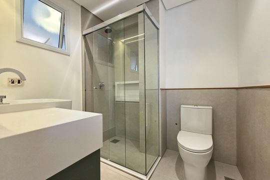 Compra apartamento Itaim Bibi: 2 quartos, varanda. — Banheiro da Suíte