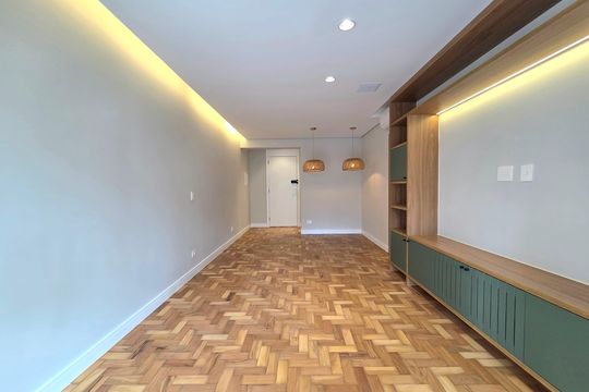 Compra apartamento Itaim Bibi: 2 quartos, varanda. — Sala