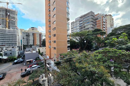 Compra apartamento Itaim Bibi: 2 quartos, varanda. — Vista