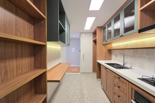 Compra apartamento Itaim Bibi: 2 quartos, varanda. — Cozinha