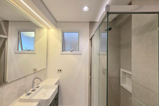 Compra apartamento Itaim Bibi: 2 quartos, varanda. — Banheiro da Suíte
