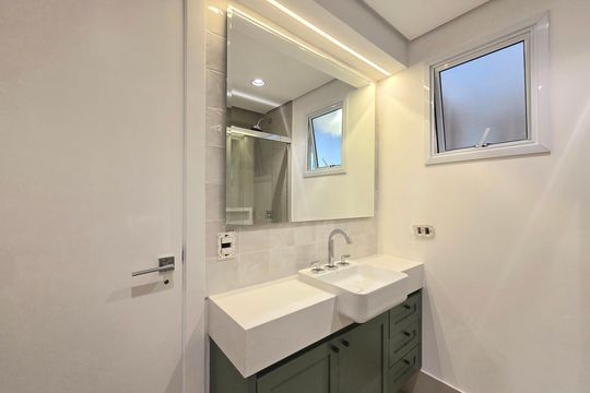 Compra apartamento Itaim Bibi: 2 quartos, varanda. — Banheiro da Suíte