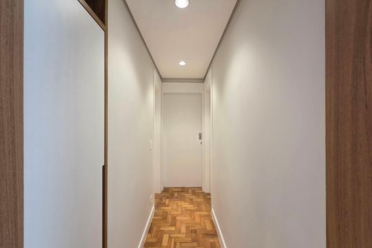 Compra apartamento Itaim Bibi: 2 quartos, varanda. — Corredor