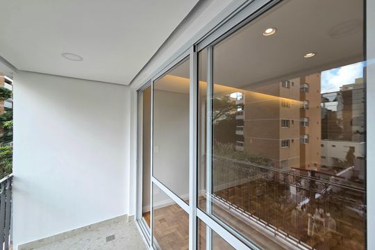 Compra apartamento Itaim Bibi: 2 quartos, varanda. — Varanda