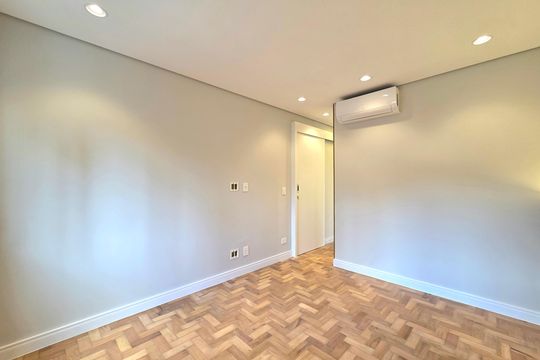 Compra apartamento Itaim Bibi: 2 quartos, varanda. — Suíte