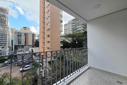 Compra apartamento Itaim Bibi: 2 quartos, varanda. — Varanda