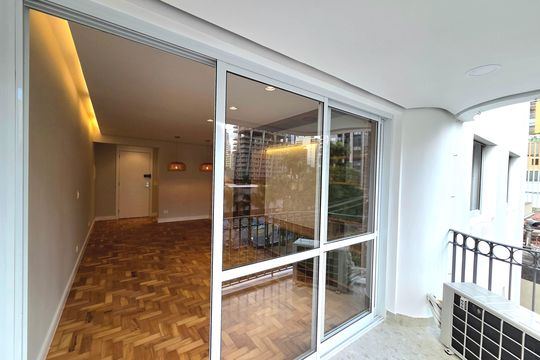 Compra apartamento Itaim Bibi: 2 quartos, varanda. — Varanda