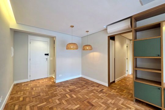 Compra apartamento Itaim Bibi: 2 quartos, varanda. — Sala