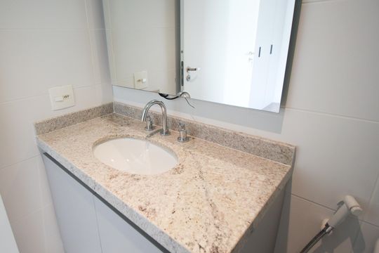 Venda de apartamento em Indianópolis com 2 quartos. — Banheiro da Suíte 2