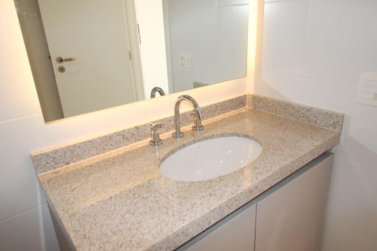 Venda de apartamento em Indianópolis com 2 quartos. — Banheiro da Suíte 1
