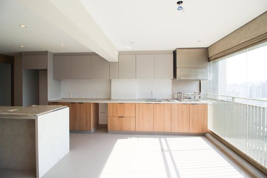 Venda de apartamento em Indianópolis com 2 quartos. — Cozinha