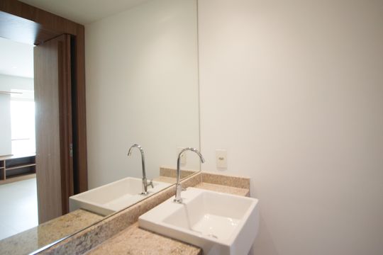 Venda de apartamento em Indianópolis com 2 quartos. — Lavabo
