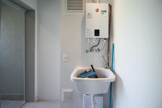 Venda de apartamento em Indianópolis com 2 quartos. — Área de Serviço