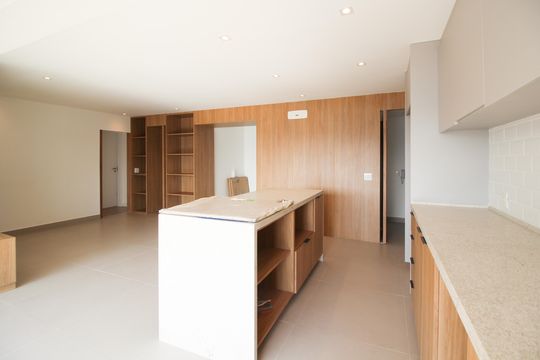 Venda de apartamento em Indianópolis com 2 quartos. — Cozinha