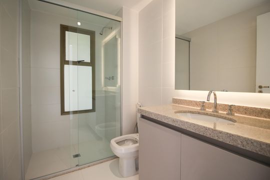 Venda de apartamento em Indianópolis com 2 quartos. — Banheiro da Suíte 1