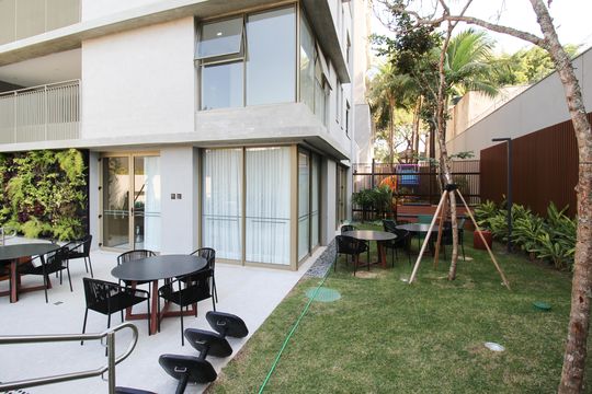 Venda de apartamento em Indianópolis com 2 quartos. — Área comum - Piscina