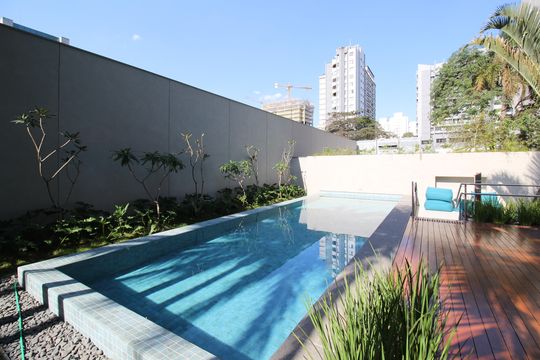 Venda de apartamento em Indianópolis com 2 quartos. — Área comum - Piscina