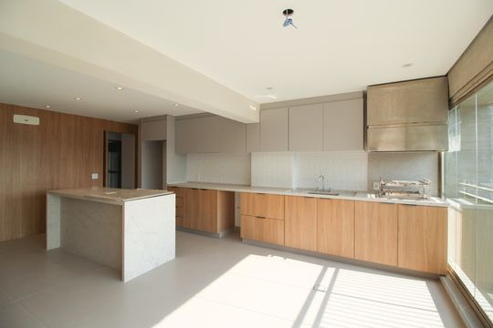 Venda de apartamento em Indianópolis com 2 quartos. — Cozinha
