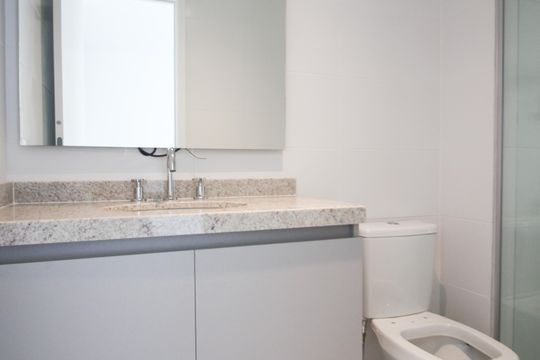 Venda de apartamento em Indianópolis com 2 quartos. — Banheiro da Suíte 2