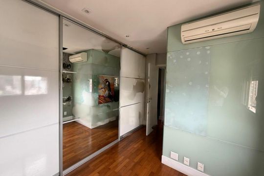 Comprar apartamento mobiliado com 4 quartos, varanda, quintal, piscina e churrasqueira no condomínio. — foto 13