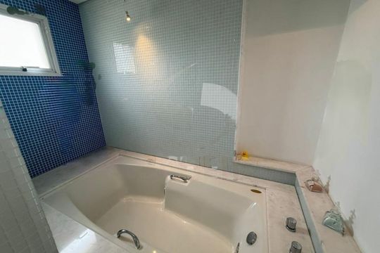 Comprar apartamento mobiliado com 4 quartos, varanda, quintal, piscina e churrasqueira no condomínio. — foto 24