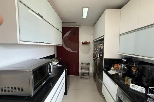 Comprar apartamento mobiliado com 4 quartos, varanda, quintal, piscina e churrasqueira no condomínio. — foto 33