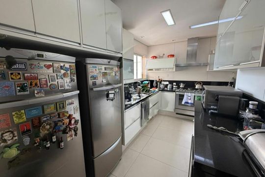 Comprar apartamento mobiliado com 4 quartos, varanda, quintal, piscina e churrasqueira no condomínio. — foto 34