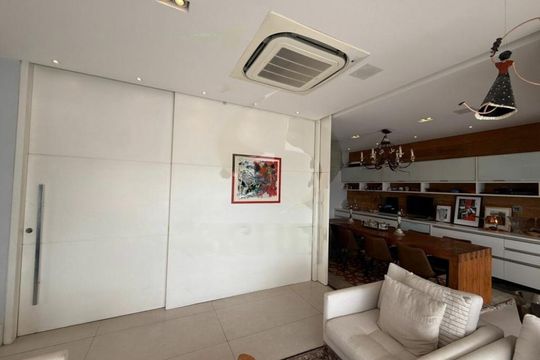 Comprar apartamento mobiliado com 4 quartos, varanda, quintal, piscina e churrasqueira no condomínio. — foto 7
