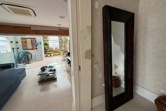 Comprar apartamento mobiliado com 4 quartos, varanda, quintal, piscina e churrasqueira no condomínio. — foto 9
