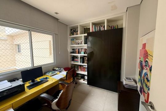 Comprar apartamento mobiliado com 4 quartos, varanda, quintal, piscina e churrasqueira no condomínio. — foto 21