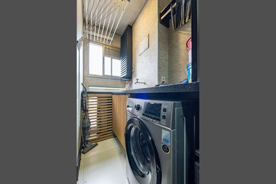 Compra este apartamento com 2 quartos, sendo 1 suíte. — Lavabo
