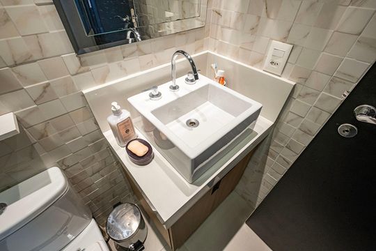 Compra este apartamento com 2 quartos, sendo 1 suíte. — Banheiro